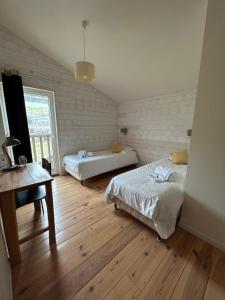 B&B / Chambres d'hotes Centre de bien-etre Le Miel et l-Eau : Chambre Familiale