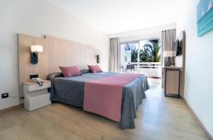 Twin Room (2 Adults + 1 Child) room in Hotel Cala d'Or Gardens