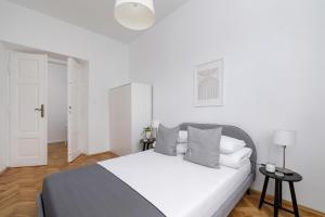 2-Bedroom Apartment with Balcony - Długa 65