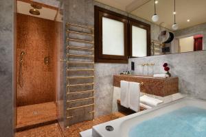Deluxe Suite mit Whirlpool-Badewanne