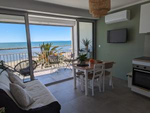 Sol-y-Days le Royal Grand studio centre ville vue mer avec parking