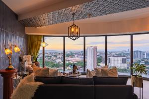 Glamorous Luxury 2 Bedroom Apartment in Aeon Towers I Panoramic Views I Free Wi-fi, Gym and Pool I by Bleuspace