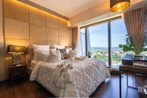 Glamorous Luxury 2 Bedroom Apartment in Aeon Towers I Panoramic Views I Free Wi-fi, Gym and Pool I by Bleuspace