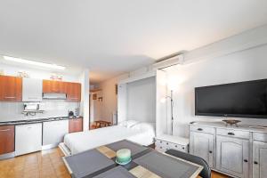 WELCS ESTUDIO 161 EMP frente al canal