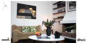 Depa Monserrate - Charming Historic Nest with Breathtaking Mountain Views - Apartaestudio