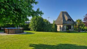 Maisons de vacances Gites de la Ferme de l'Eglise : Roulotte