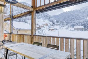 Grand chalet récent avec Jacuzzi, ski au pied