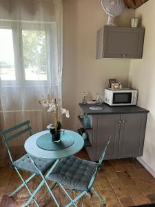 B&B / Chambres d'hotes Maisonnette independante au calme dans un grand jardin : photos des chambres