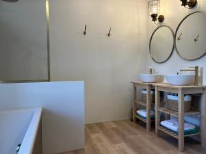 B&B / Chambres d'hotes La Milliere - Chambres d'hotes - Piscine & campagne - Marie-Anne & Marie-Adelaide : photos des chambres