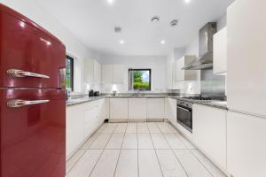 Modern 2 Bedroom Apartment in Uxbridge London free parking