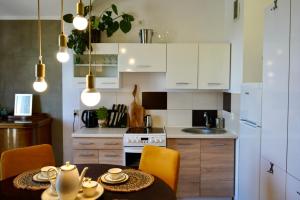 Artystyczna przestrzeń z widokiem na jeziora