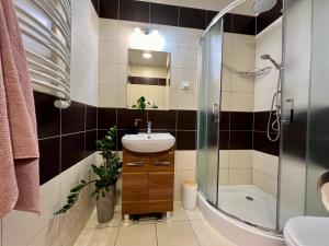 Artystyczna przestrzeń z widokiem na jeziora