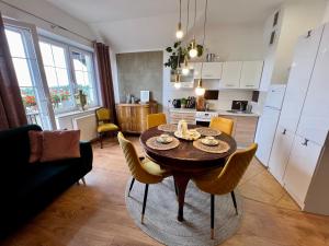 Artystyczna przestrzeń z widokiem na jeziora