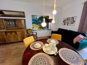 Artystyczna przestrzeń z widokiem na jeziora