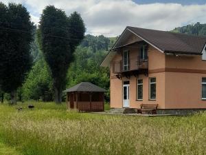 Будинок в пейзажній місцевості