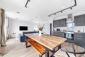 Arte Stays - Serviced Apartments for Leisure and Business - Private Parking - 12 minutes walking from Wembley Stadium