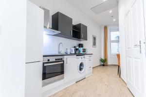 Cost Effective City Life 1BR in Classic Building