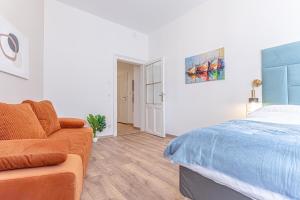 Cost Effective City Life 1BR in Classic Building