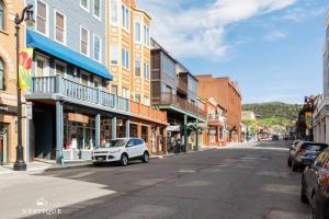 Park Haus on Main Street in Historic Old Town Hosted by Nestique