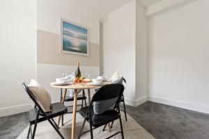 Suite #3 - Central Location - Private Ensuite, Smart TV, Fast Wifi and Free Parking - by Yoko Property