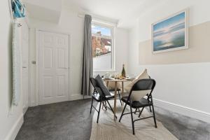 Suite #3 - Central Location - Private Ensuite, Smart TV, Fast Wifi and Free Parking - by Yoko Property