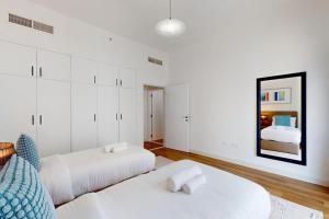 Cascades Tower - Incredible Two Bedroom