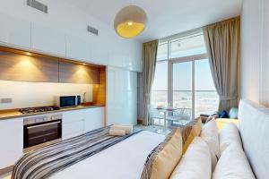 Vacationer Holiday Homes I Gorgeous Studio with City Skyline View I Prime Location in Marina