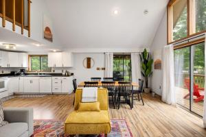 Modern chalet w hot tub, fire pit & pet-friendly