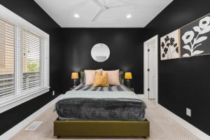 Patio FirePit Garage Walk to Belmont 12 South, Restaurants and More