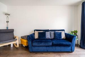 Bright, modern 2 bedroom house with free parking!