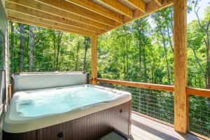 Townsend Gem: Retreat with Hot Tub & Fire Pit