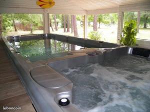 Maisons de vacances Piscine interieure Spa privatif, parc arbore 3000 m2, ocean et lac : Maison de Vacances