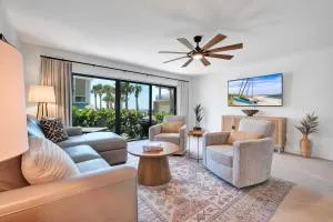 Oceanside Village Townhouse No Drive New Smyrna Beach, Private Ground Floor Patio w Grill - Edgewater