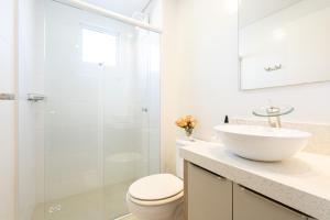 Apto a 500m da PRAIA com SACADA com CHURRASQUEIRA, WI-FI, PISCINA, PORTARIA 24h e vaga de GARAGEM