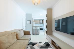 Apto a 500m da PRAIA com SACADA com CHURRASQUEIRA, WI-FI, PISCINA, PORTARIA 24h e vaga de GARAGEM