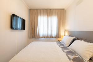 Apto a 500m da PRAIA com SACADA com CHURRASQUEIRA, WI-FI, PISCINA, PORTARIA 24h e vaga de GARAGEM