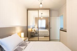 Apto a 500m da PRAIA com SACADA com CHURRASQUEIRA, WI-FI, PISCINA, PORTARIA 24h e vaga de GARAGEM