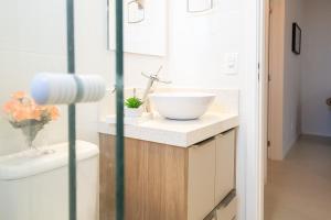 Apto a 500m da PRAIA com SACADA com CHURRASQUEIRA, WI-FI, PISCINA, PORTARIA 24h e vaga de GARAGEM