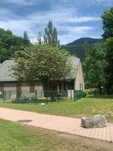 Appartements La Suite Unique - Le jardin sur les Pyrenees- vue panoramique montagne -jardin cloture prive de 100m2-Parking-Linge de lit et serviettes compris- : photos des chambres