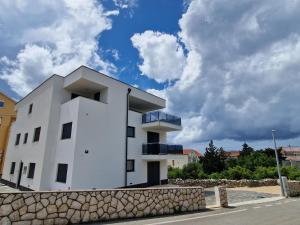 Apartments MATEJ - 3hvězdičkové hotely ve městě Novalja