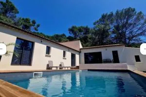 Maison moderne et neuve avec piscine - Barry