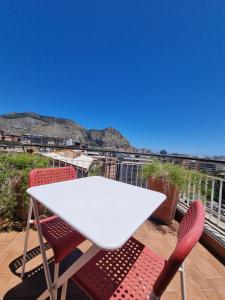 CITY HOUSE & FREE PARKING by Perry-Holiday moderno, panoramico e comodo fino a 6 ospiti