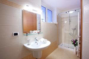 Residenza Romina sleeps 8 with pool- by Italian Apartments