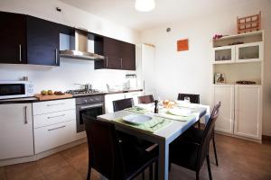 Residenza Romina sleeps 8 with pool- by Italian Apartments