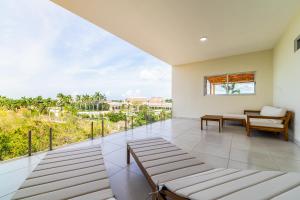 Penthouse with Jungle View Terrace Gym Pool HotTub