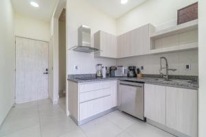 Penthouse with Jungle View Terrace Gym Pool HotTub