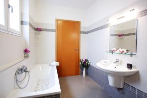 Residenza Romina sleeps 8 with pool- by Italian Apartments