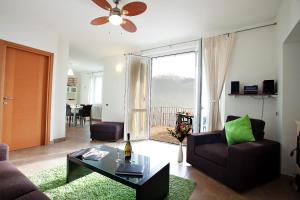 Residenza Romina sleeps 8 with pool- by Italian Apartments