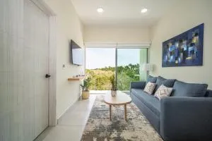 2 BD Suite with Jungle View Balcony Gym Pool HotTub - Lafitte