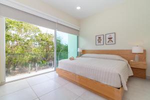 2 BD Suite with Balcony Gym Rooftop Pool Hot Tub